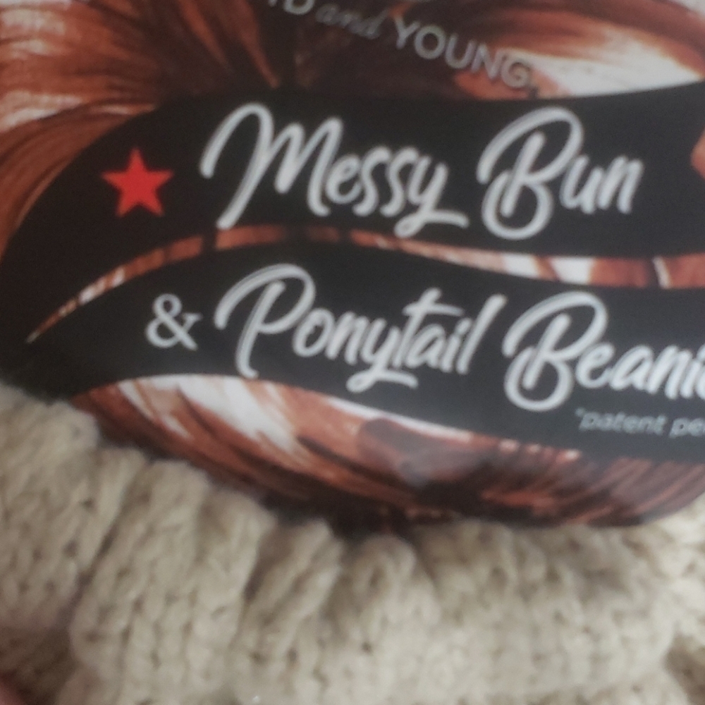 D&Y Messy Bun Crochet Ponytail Knit Beanie Hat! - Picture 2 of 5